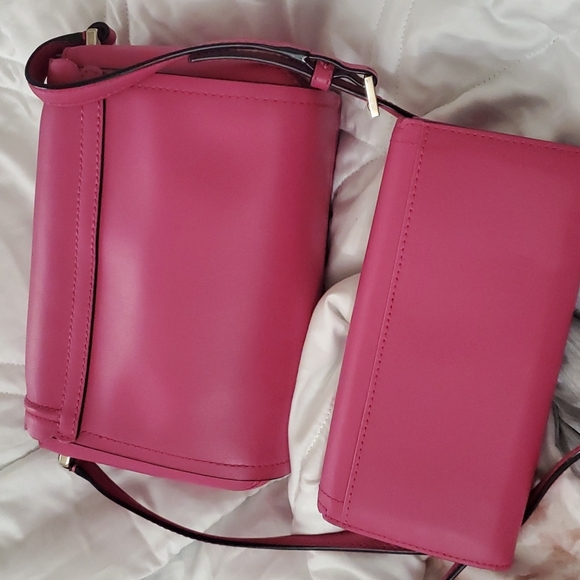 Kate Spade Crossbody with matching wallet - Picture 2 of 7
